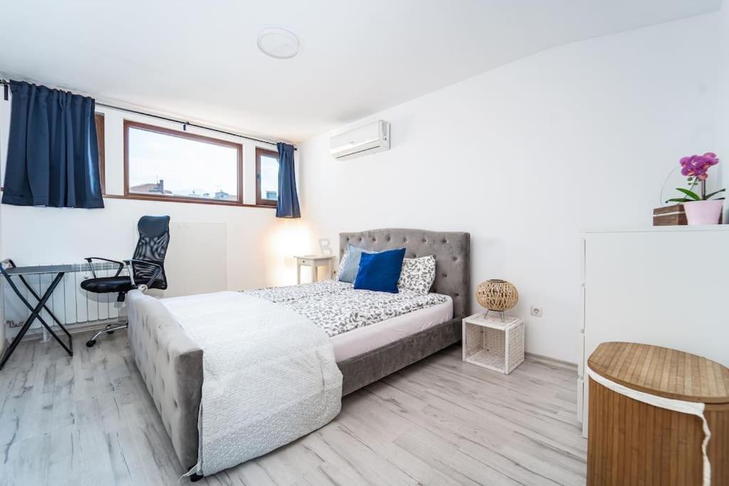 Central Apartment 2Bd Next To Vitosha Bul. Szófia Kültér fotó