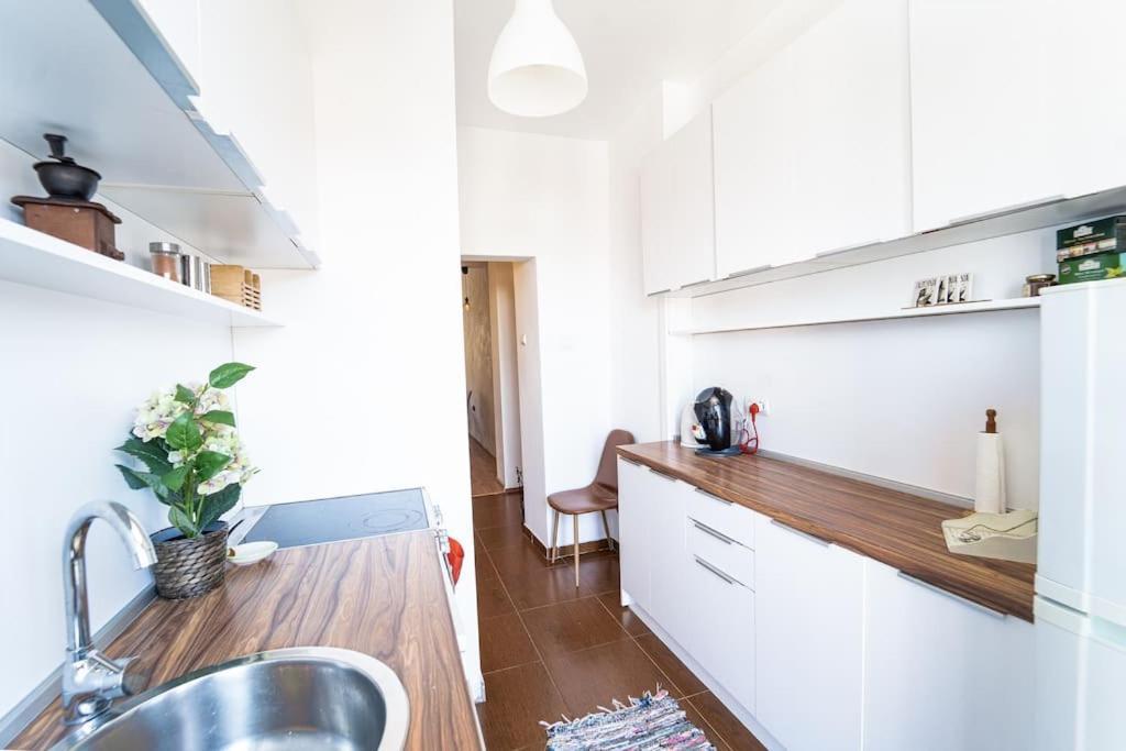 Central Apartment 2Bd Next To Vitosha Bul. Szófia Kültér fotó