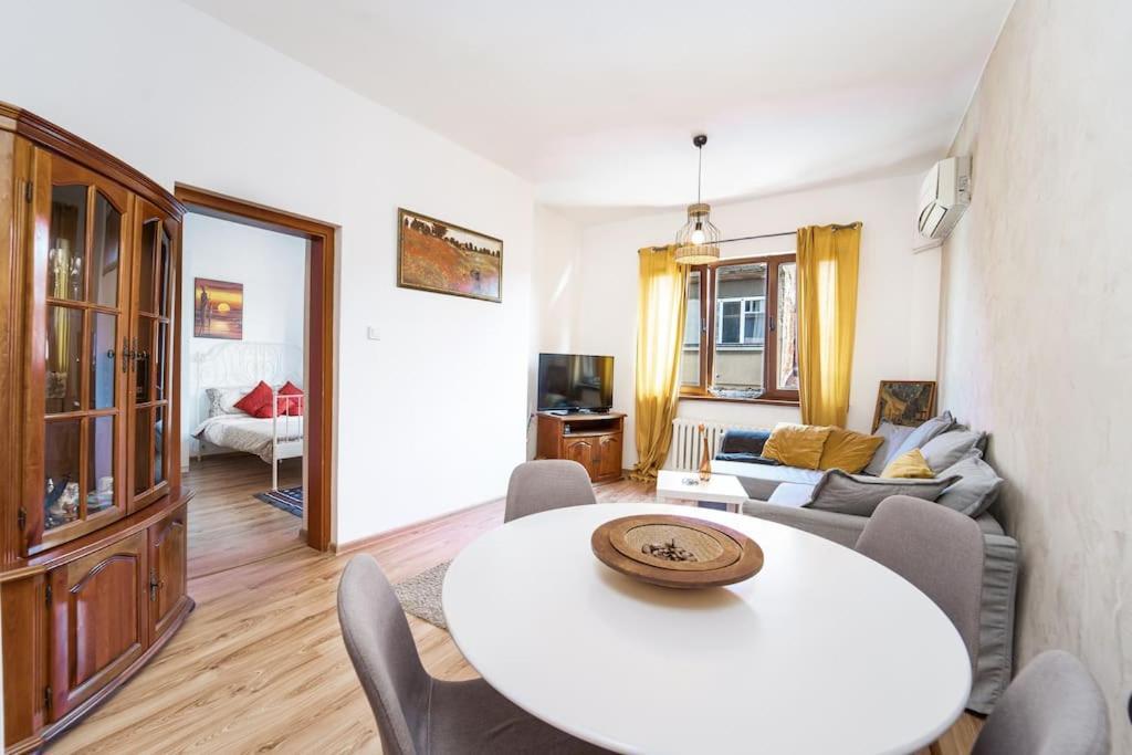 Central Apartment 2Bd Next To Vitosha Bul. Szófia Kültér fotó