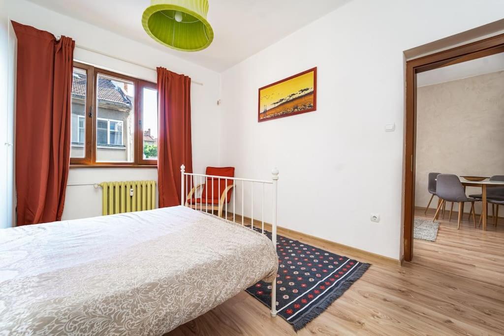 Central Apartment 2Bd Next To Vitosha Bul. Szófia Kültér fotó